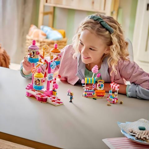 42700 LEGO® Friends Şeker ve Kapkek Dönme Dolabı Yapım Seti