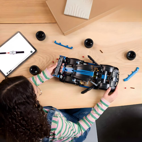 LEGO Technic Porsche GT4 e-Performance Yarış Arabası 42176 – 10 Yaş ve Üzeri Çocuklar İçin Oyuncak Uzaktan Kumandalı Araba Yapım Seti (834 Parça)