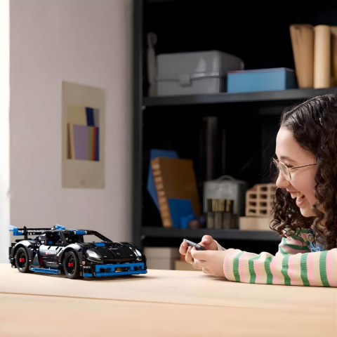 LEGO Technic Porsche GT4 e-Performance Yarış Arabası 42176 – 10 Yaş ve Üzeri Çocuklar İçin Oyuncak Uzaktan Kumandalı Araba Yapım Seti (834 Parça)