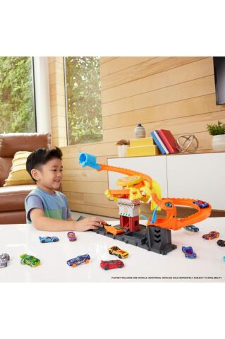 Hot Wheels Pizza Slam Cobra Saldırısı, Rastgeleleştiricili Yılan Kuyruğu Spiral Pisti, 1:64 Ölçekli 1 Araç